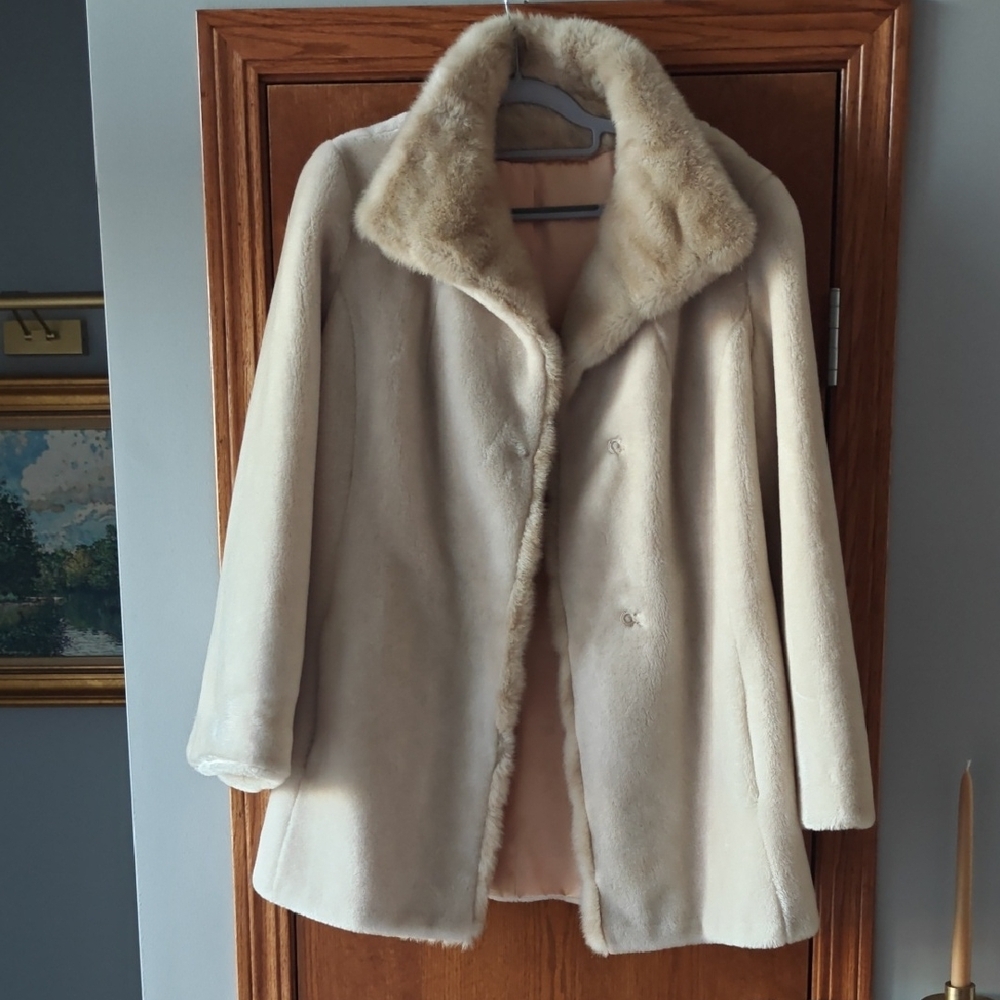 Vtg Gorgeous SOFT Ultra-Seal Sportowne Plush Cream Faux Seal Fur Coat